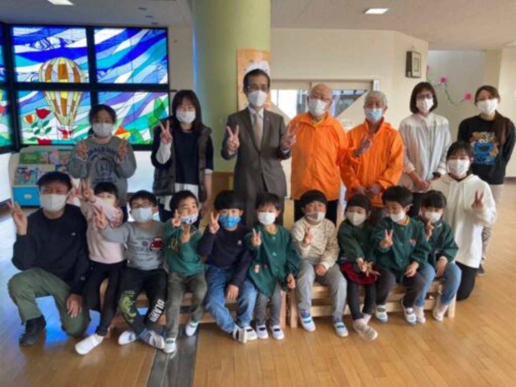 豊田市内こども園(若宮こども園、野見こども園)へ各園2脚を寄贈した。
